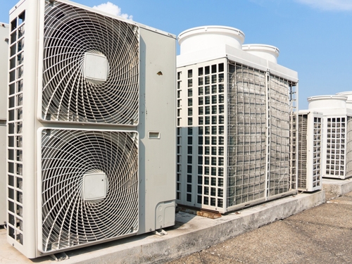 <p>Soğutma sistemleri, bir binada veya yapıda iç mekan sıcaklığını düşürmek için kullanılan sistemlerdir. Bu sistemler, genellikle soğutma ihtiyacı olan alanlar için tasarlanır, örneğin, endüstriyel tesisler, server odaları, sinemalar, restoranlar vb. Soğutma sistemleri, ısıtma sistemlerinden farklı olarak ısıyı dışarıya atar.</p><p>Soğutma sistemleri genellikle iki temel sistem olarak sınıflandırılır:</p><ol><li><strong>Soğutma Torbası Sistemleri:</strong> Bu sistemler, soğutma ihtiyacı olan alanın içinde bir soğutma torbası yerleştirir. Soğutma torbası, kompresör, evaporatör, kondenser ve borular gibi parçalardan oluşur. Bu sistemler, genellikle küçük ve orta ölçekli soğutma ihtiyacı olan alanlar için kullanılır.</li><li><strong>Dış ortamdan Soğutma Sistemleri:</strong> Bu sistemler, dış ortamdan soğutma ihtiyacı olan alanın içine su veya hava akımı sağlar. Bu sistemler, genellikle büyük ölçekli soğutma ihtiyacı olan alanlar için kullanılır. Örneğin, endüstriyel tesisler, büyük server odaları, sinemalar, restoranlar vb. Bu sistemlerde genellikle sondaj kuyusu, su deposu, pompa, radyatör, ventilatör ve fanlar gibi parçalar yer alır.</li></ol>