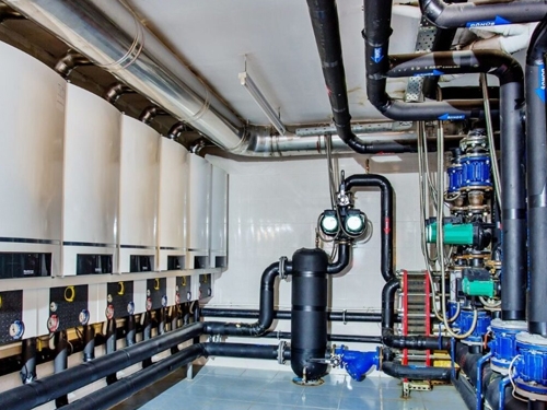 <p>Doğal gaz sistemleri, doğal gazın taşınması, depolanması ve kullanılması için gerekli olan tüm donanımları ve araçları içerir. Bu sistemler genellikle doğal gazın üretim merkezlerinden, doğal gaz depolama alanlarına ve son kullanıcıların kullandığı binalara taşınmasını sağlar. Doğal gazın taşınması için kullanılan boru hatları genellikle çeşitli boyutlarda ve malzemelerde yapılır. </p><p>Son olarak, doğal gaz sistemleri, doğal gazın kullanımı için gerekli olan donanımı içerir. Bu donanım genellikle kullanıcı binalarının içinde yer alır ve doğal gazın ısıtma, soğutma, aydınlatma veya elektrik üretiminde kullanılmasını sağlar.</p>