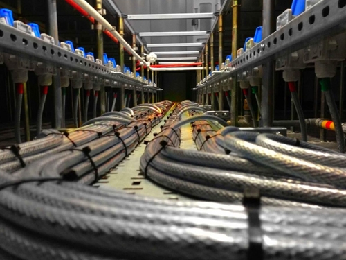 <p>Elektrik sistemleri, elektrik üretiminden, taşınmasına, dağıtımına ve son kullanıcıya kadar olan tüm aşamaları içermektedir. Elektrik sistemleri, üretim, taşıma, dağıtım, kullanım için gerekli olan tüm donanımı ve araçları içerir.</p><p>Elektrik dağıtım sistemleri, elektrik taşıma hattlarından alınan elektrik enerjisini, düşük gerilim hattlarına dönüştürür ve kullanıcıya dağıtır. Elektrik dağıtım sistemleri genellikle trafoparkları, şebeke hattı veya trafo merkezleri gibi yerlere yerleştirilir. Bu sistemler, elektrik enerjisini kullanıcı bölgelerine ulaştırmak için gerekli olan tüm donanımı ve araçları içerir.</p><p>Son olarak, elektrik sistemleri, kullanıcılar tarafından kullanılan elektrik donanımını içerir. Bu donanım genellikle evlerde, işletmelerde kullanılır ve elektrik enerjisini ısıtma, aydınlatma, elektronik cihazlar veya elektrikli araçlar gibi farklı amaçlar için kullanılmasını sağlar.</p>